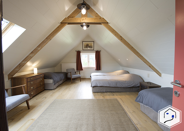 Slaapkamer met vijf enkele bedden