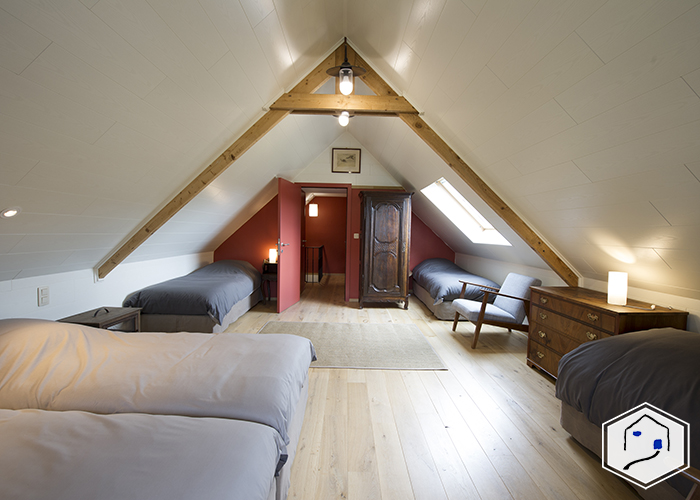 Slaapkamer met vijf enkele bedden